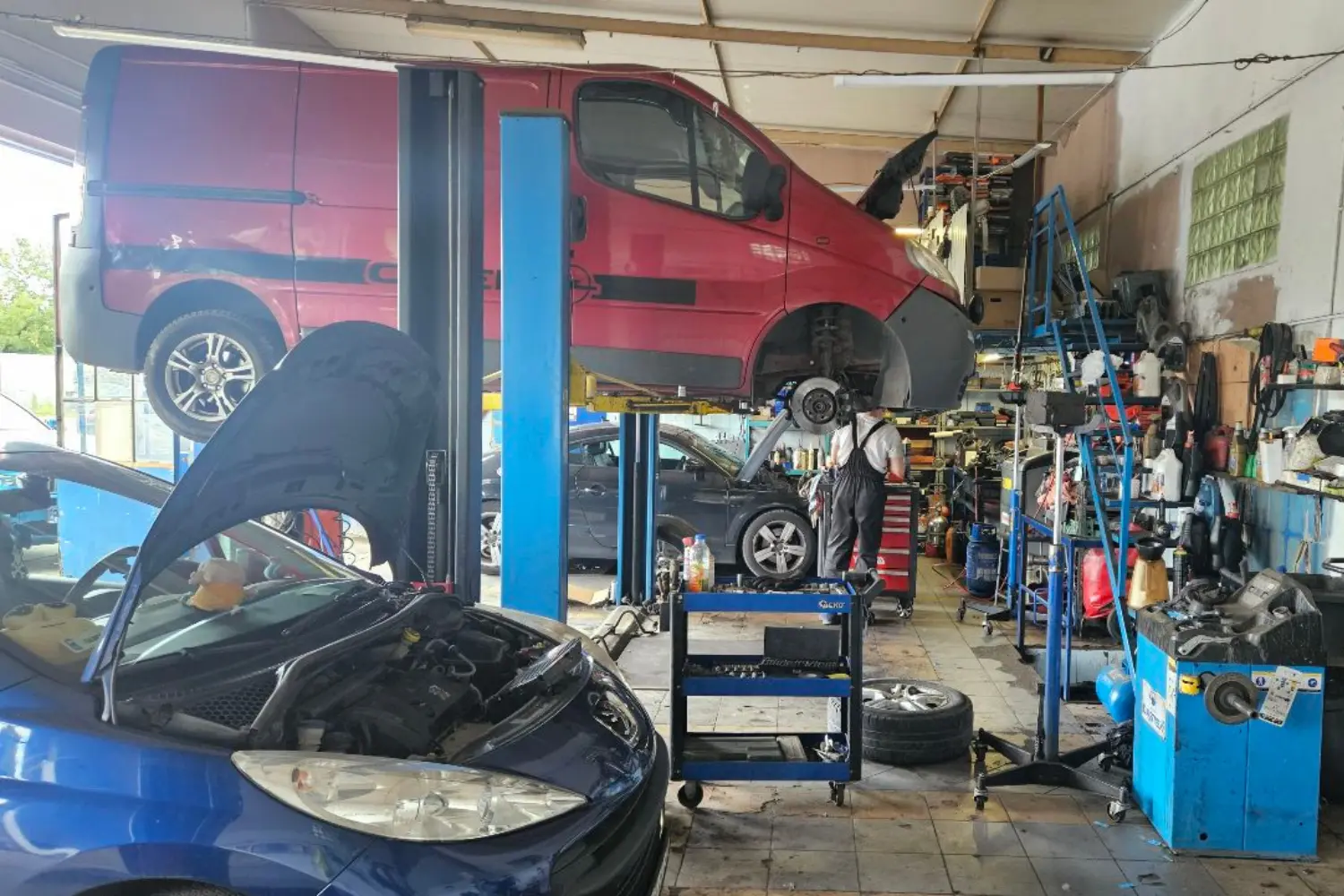 Warsztat Auto Mila Service w środku podczas naprawy samochodów.